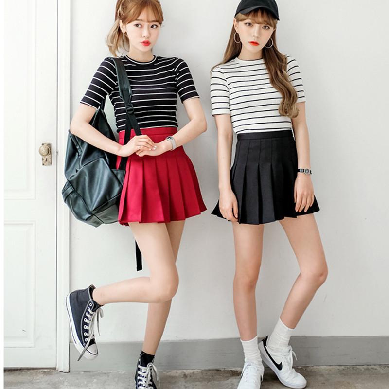Девушки в красной и черной японских коротких юбках