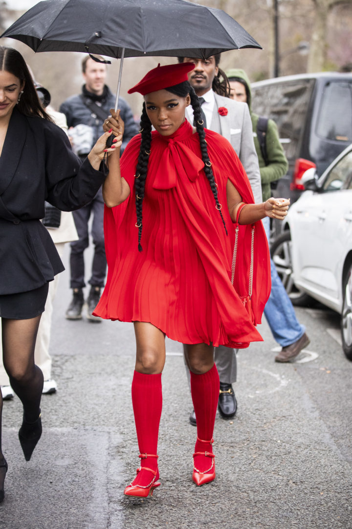 Модные береты 2020 жанель монэ на неделе моды в париже