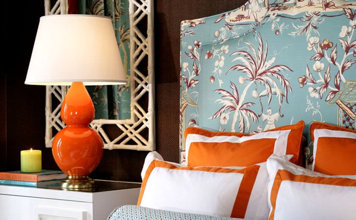 Используйте небольшие яркие предметы – подушки с орнаментом, небольшие вазы или подсвечники, рамы картин и светильники с оранжевыми плафонами