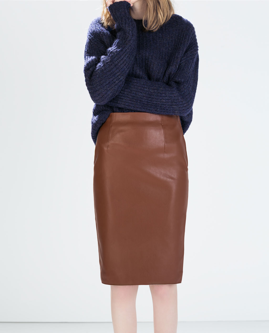 Коричневая юбка. Кожаная юбка Zara миди. Zara коричневая юбка миди. Brown Faux Leather skirt Zara. Юбка миди коричневая Zara 2021.