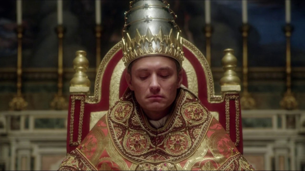 Молодой папа сколько. Young Pope Episode 5. Джуд Лоу Кардинал. Сериал молодой папа мемы. Мем сериала молодой папа.