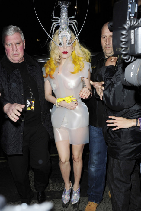 Леди Гага с лобстером на голове.