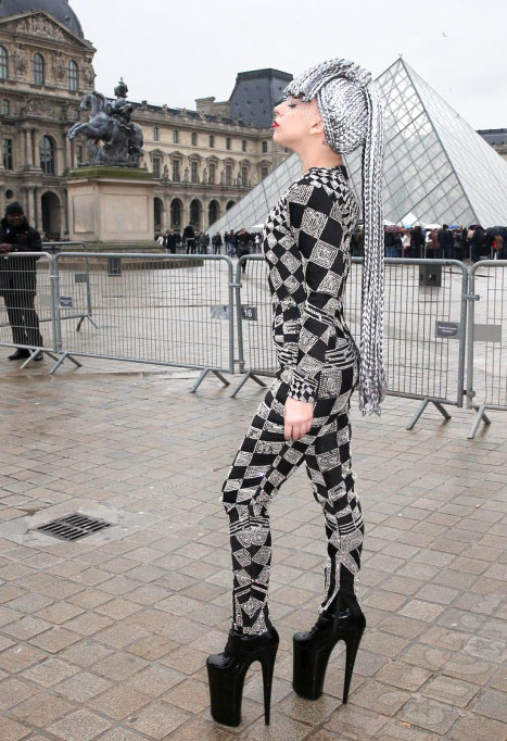 Леди Гага стала одной из достопримечательностей Парижа.