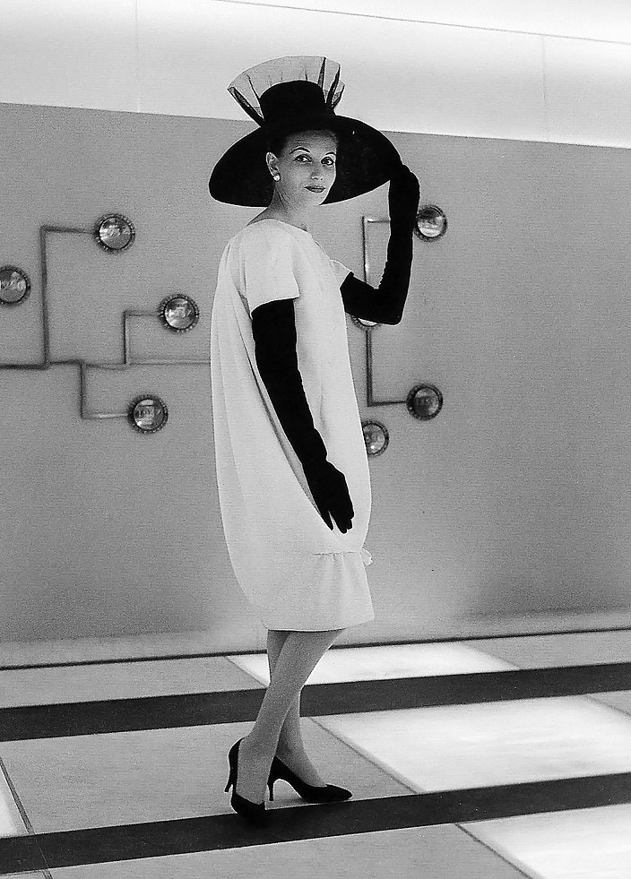 Модель в платье-коконе Givenchy, 1960-е