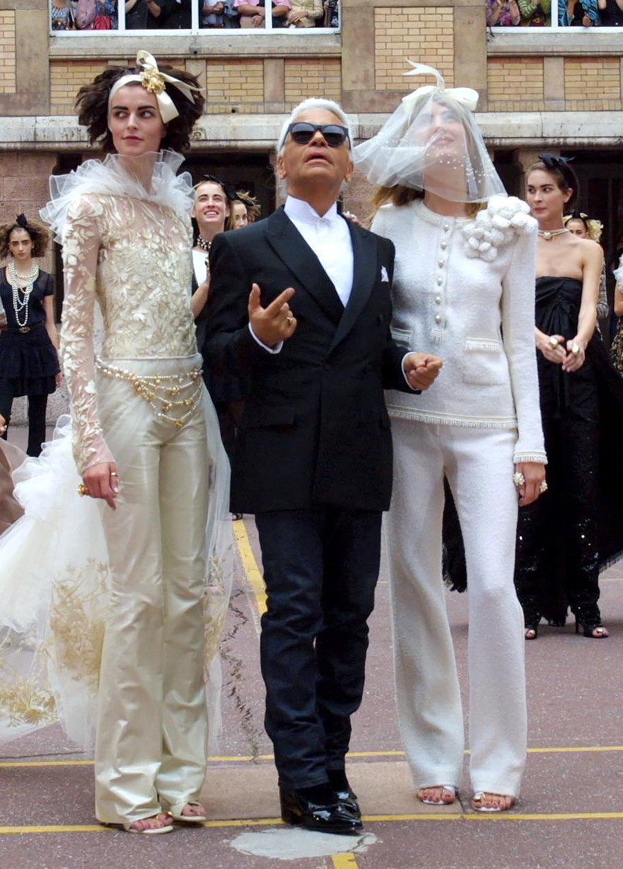 Карл Лагерфельд с моделями на показе Chanel Haute Couture осень-зима 2001
