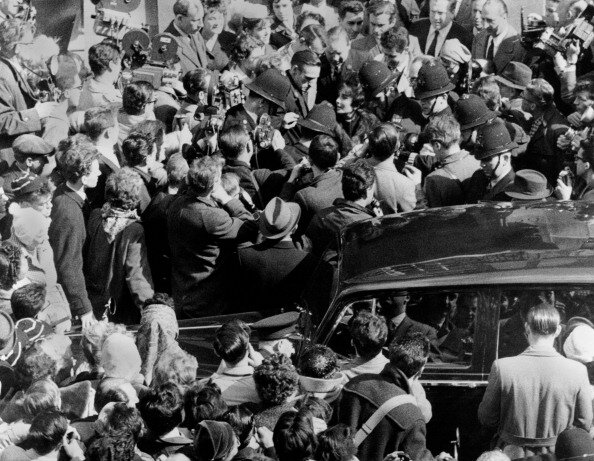 After an Hospitalization for Pneumonia, Elizabeth Taylor leaves clinic in 1961