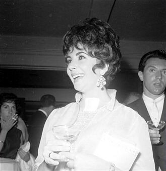 After an Hospitalization for Pneumonia, Elizabeth Taylor leaves clinic in 1961
