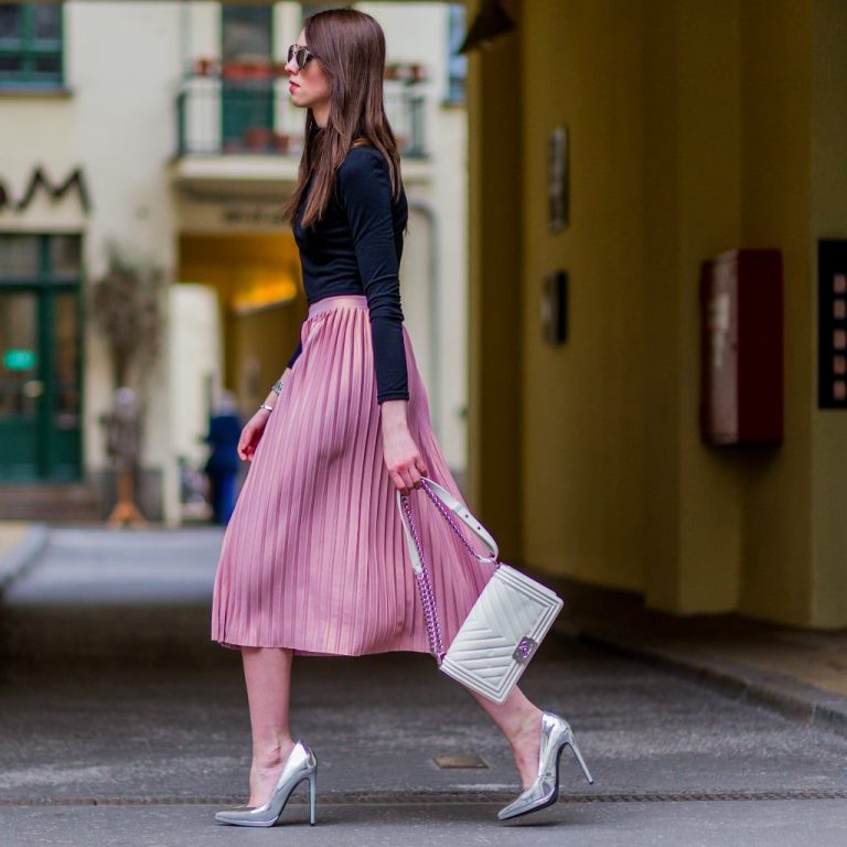 С чем носить розовую юбку плиссе? на работу