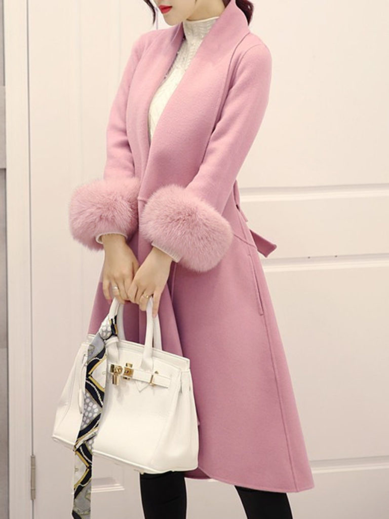 Бледно-розовое пальто.
