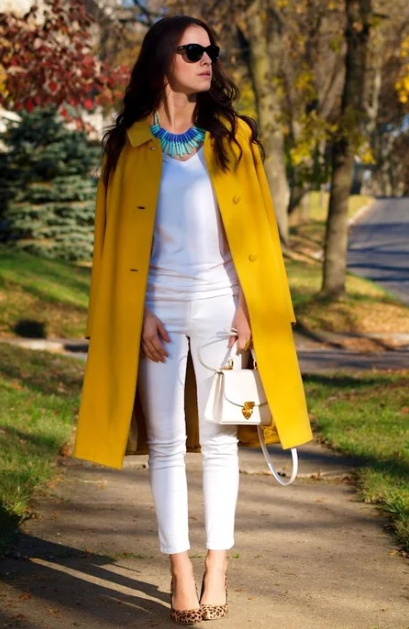 желтое пальто и белый цвет