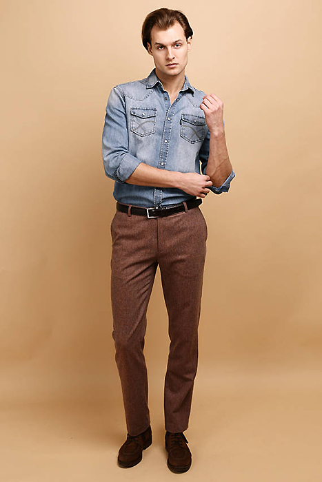 С чем носить мужские коричневые брюки?
