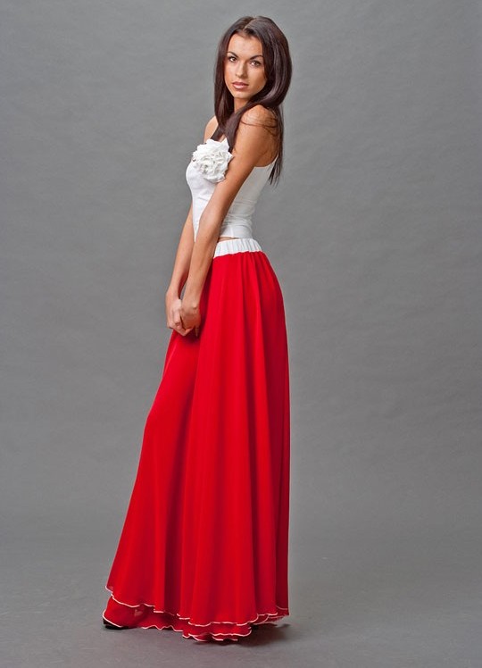 s-chem-nosit-krasnuyu-yubku-29