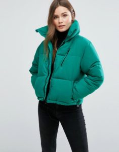 Девушка в зеленой куртке на синтепоне