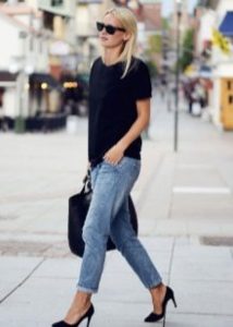 Девушка в джинсах и в черной футболке