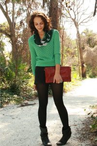 Девушка в коротких шортах, зеленой кофте и колготах