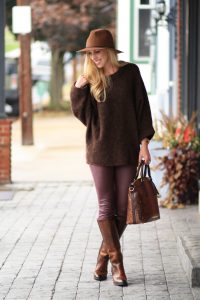 Модель в длинном коричневом свитере на улице