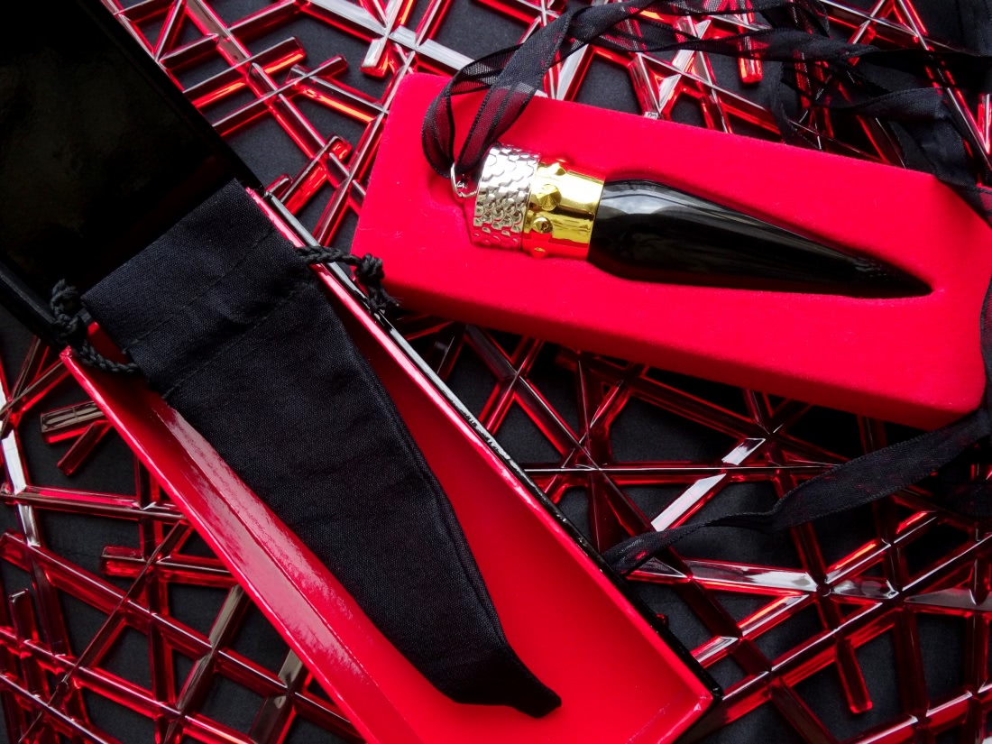 Не такой, как все. Christian Louboutin Silky Satin Lip Colour Rouge Louboutin 001