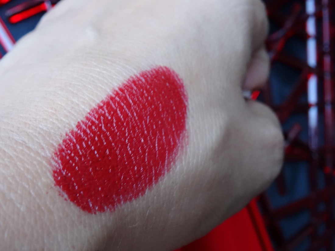 Не такой, как все. Christian Louboutin Silky Satin Lip Colour Rouge Louboutin 001