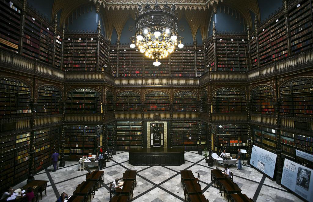 Читальный зал в Португальской королевской библиотеке