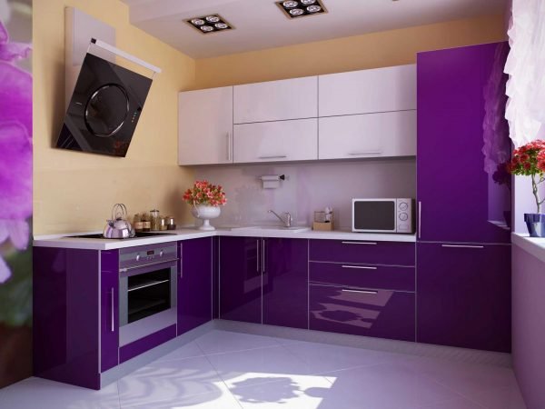 Бело-фиолетовая мебель на кухне в квартире