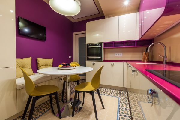 Яркая мебель на фоне фиолетовой стены на кухне