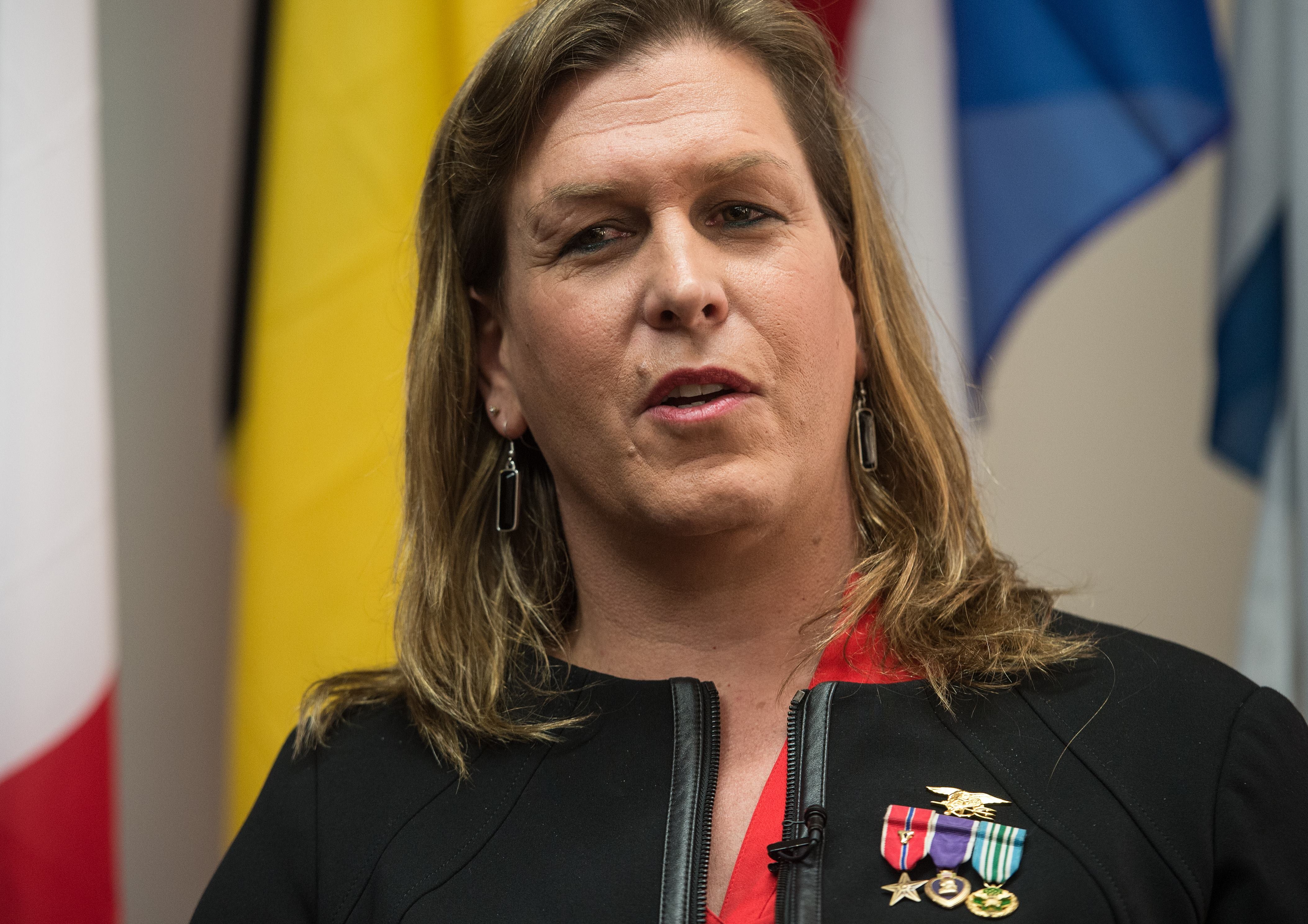 Сайт трансгендеров. Трансгендеры в США. Милитари трансгендер. Кристин Бек. Министр обороны трансгендер.