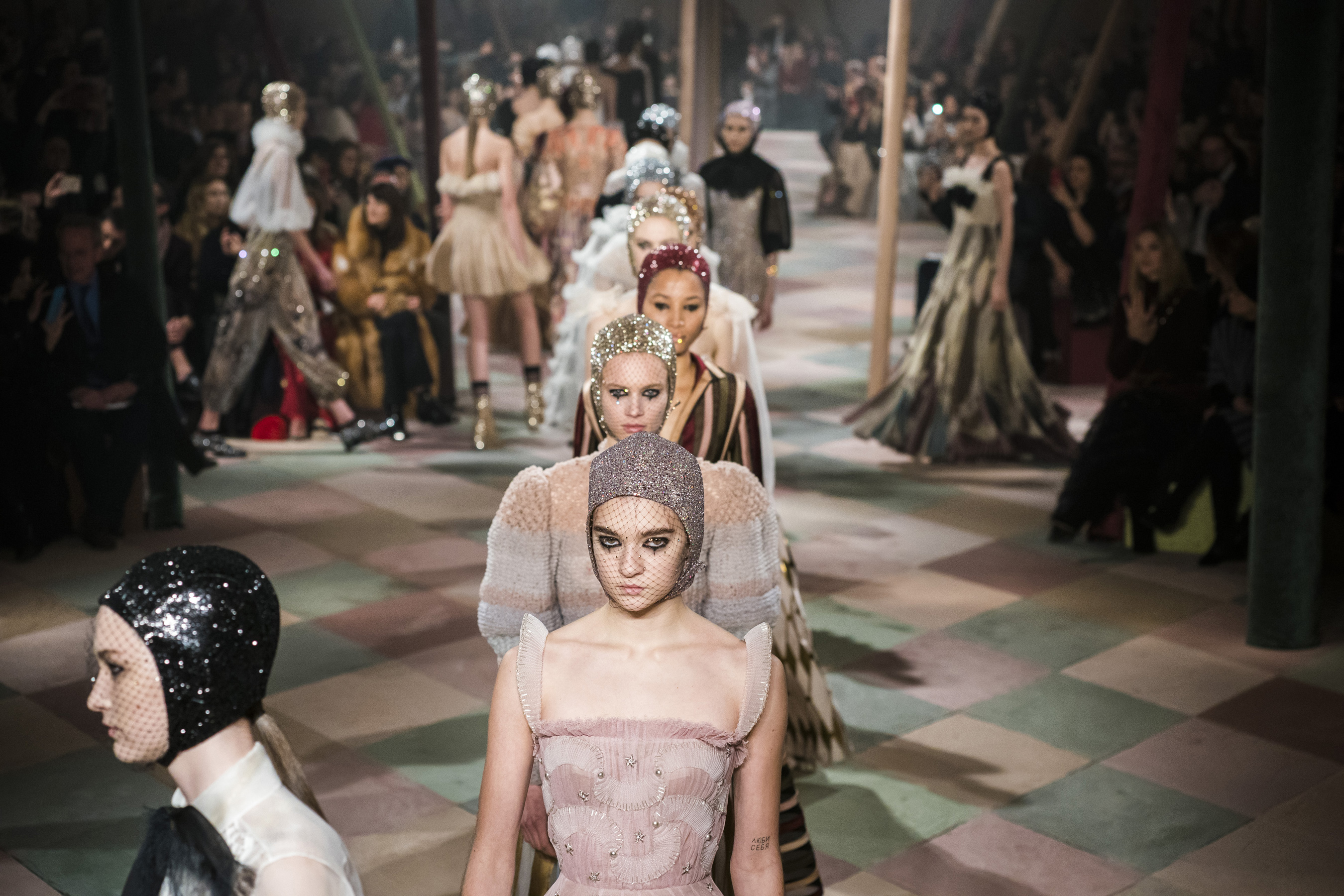 Показ моды в париже. Dior Haute Couture ss21. Показ диор в Париже. Показ диор цирк. Dior 2019 Circus.