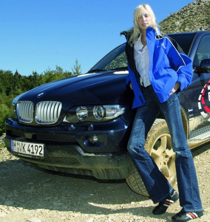 Надя Ауэрман и автомобиль БМВ