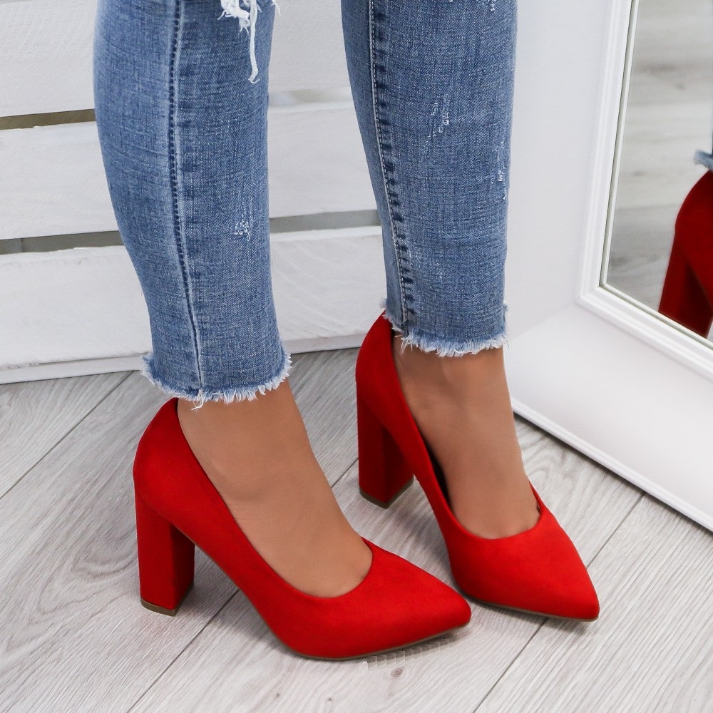 Красные туфли в школу. Красные туфли. Красные замшевые туфли. Crasni Tufli. Красные туфли на толстом каблуке.