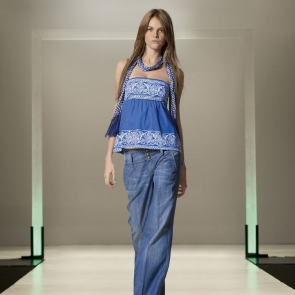 Синий оттенок летней современной одежды