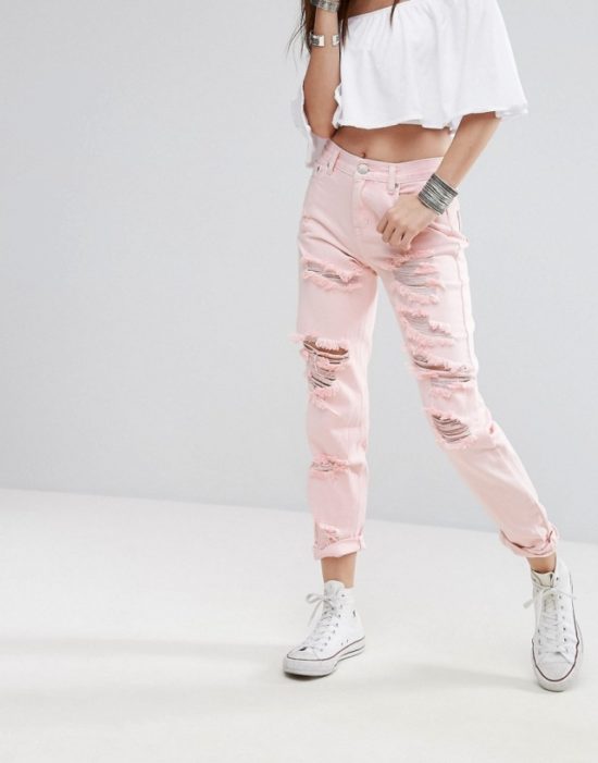 Смелый и стильный вариант розовых брюк