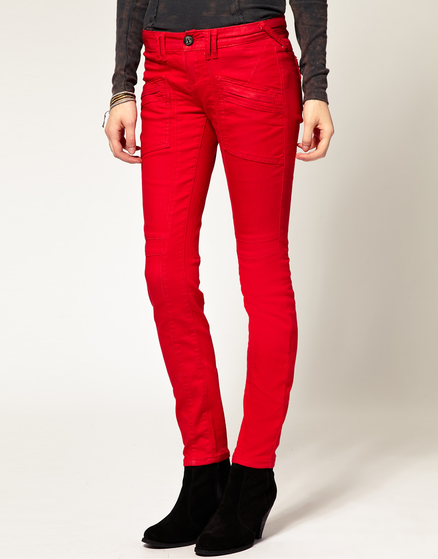Яркие красные узкие джинсы
