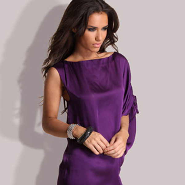 Свободный крой платья фиолетового цвета