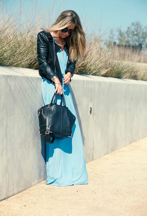 Черная куртка с голубым платьем