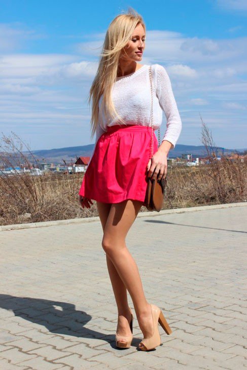 Девушка в малиновой юбке колокол и белой кофточке