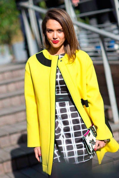 Джессика Альба в ярко желтом пальто. Уличная мода Парижа осень 2014