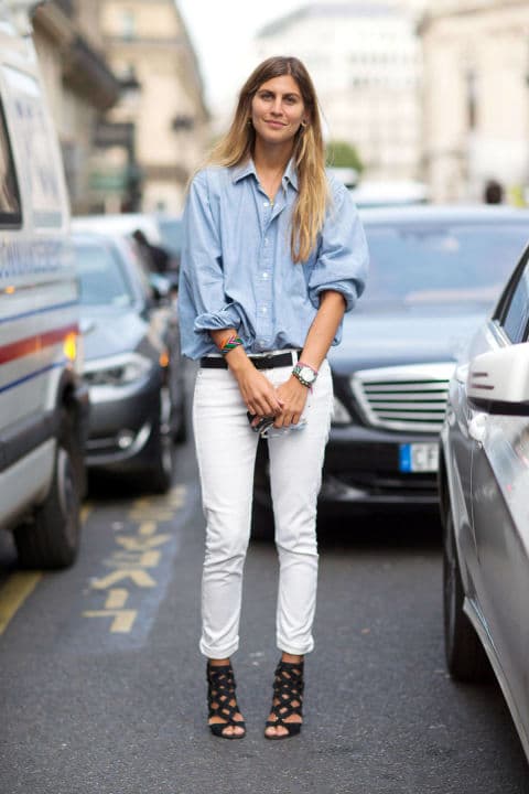 Модель в белых джинсах, голубая рубашка и черные босоножки