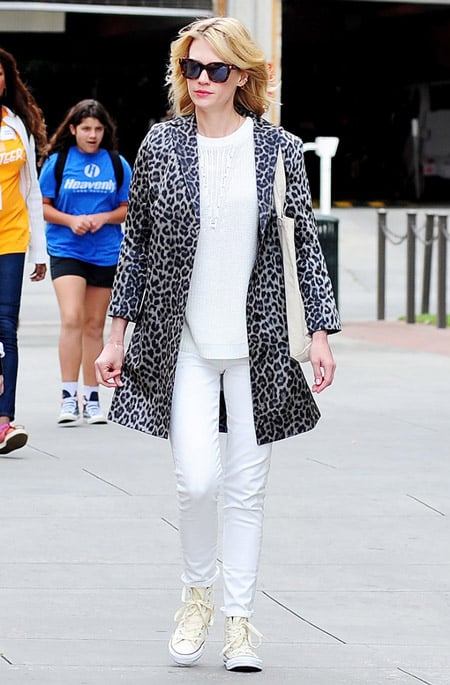 Модель в белых джинсах, кеды и леопардовое пальто