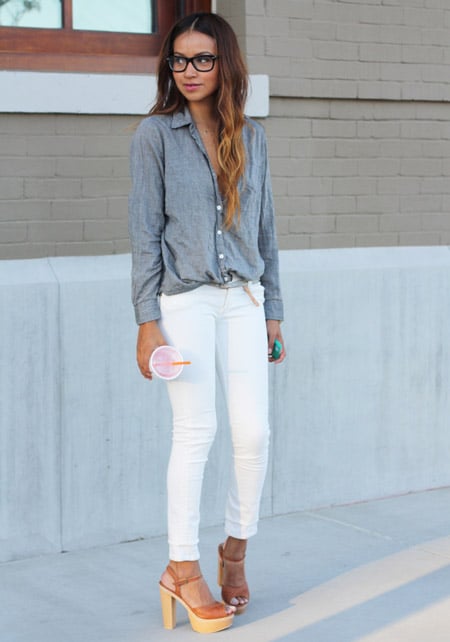 Модель в белых джинсах, серая рубашка и босоножки