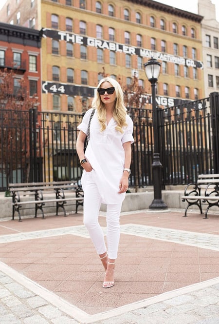 Модель в облегающих джинсах, легкая туника и белые босоножки
