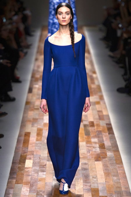 Модель в синем макси платье с овальным вырезом
