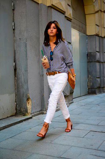 Белые джинсы с коричневыми аксессуарами и темно-синей рубахой в белую точку