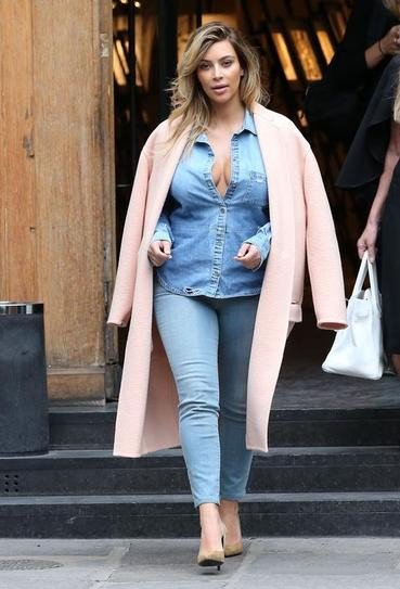 Ким Кардашьян в джинсах и джинсовой рубахе