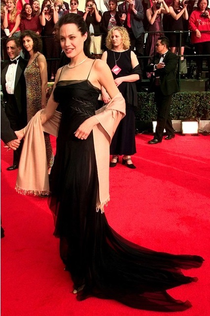 Анджелина Джоли на красной дорожке в черном платье со шлейфом