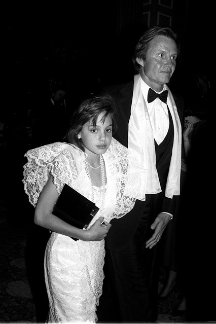 Анджелина Джоли с отцом Джоном Войтом, вручение Оскара 1986 год