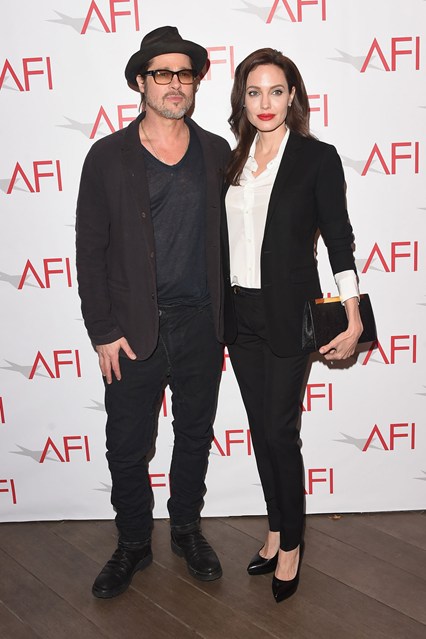 Анджелина Джоли вместе со своим мужем одеты в классических образах
