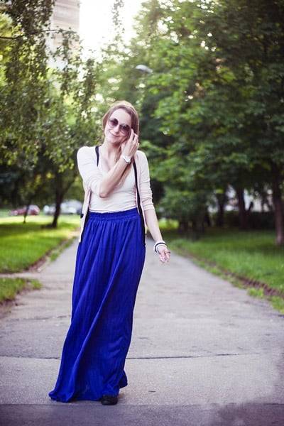 Девушка в синей юбке и белой кофте