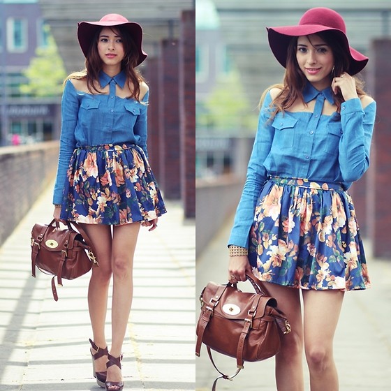 Девушка в синей юбке с цветами