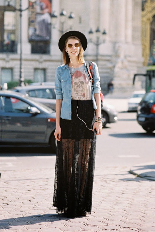 Модный образ, чернаю полупрозрачная юбка, джинсовая рубаха и шляпа