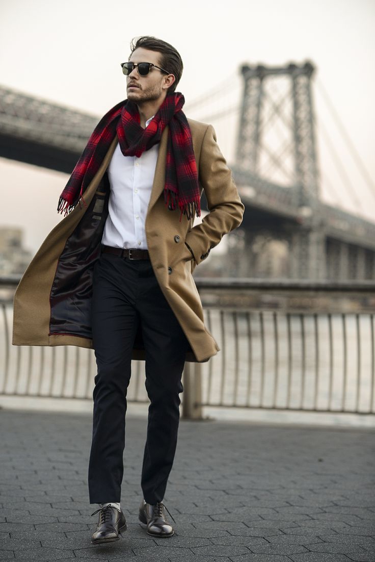мужчина в бежевом пальто с клетчатым красно-черным шарфом